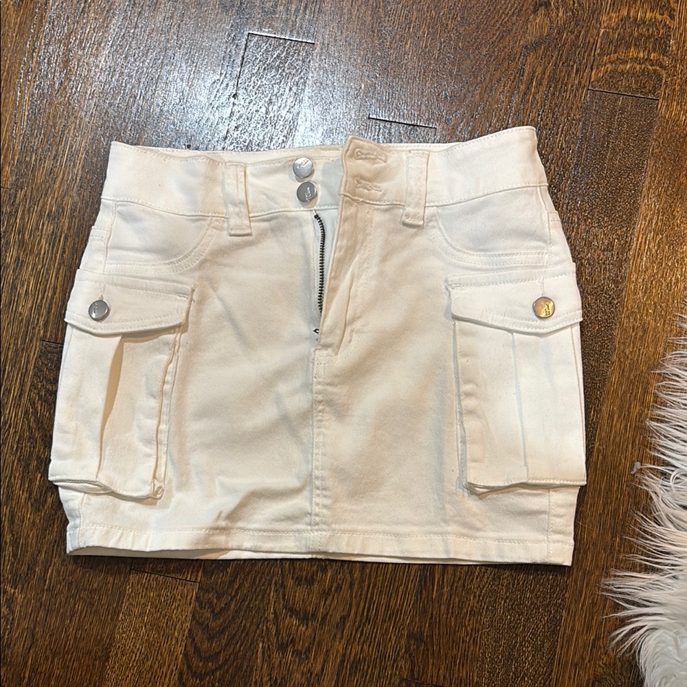 Stylish White Mini Low Rise Cargo Skirt with Pockets